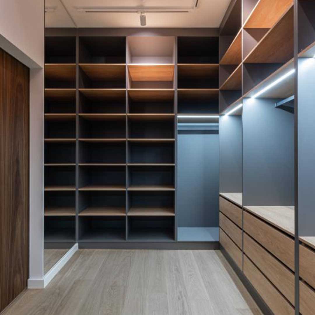 Armario empotrado con cajoneras