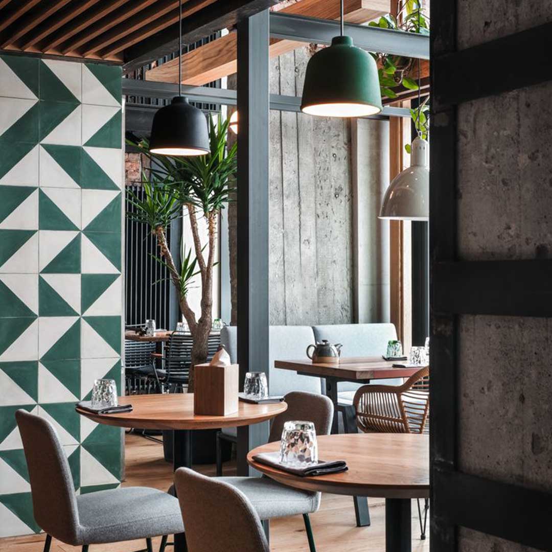 Recepción de hotel con mostrador flotante